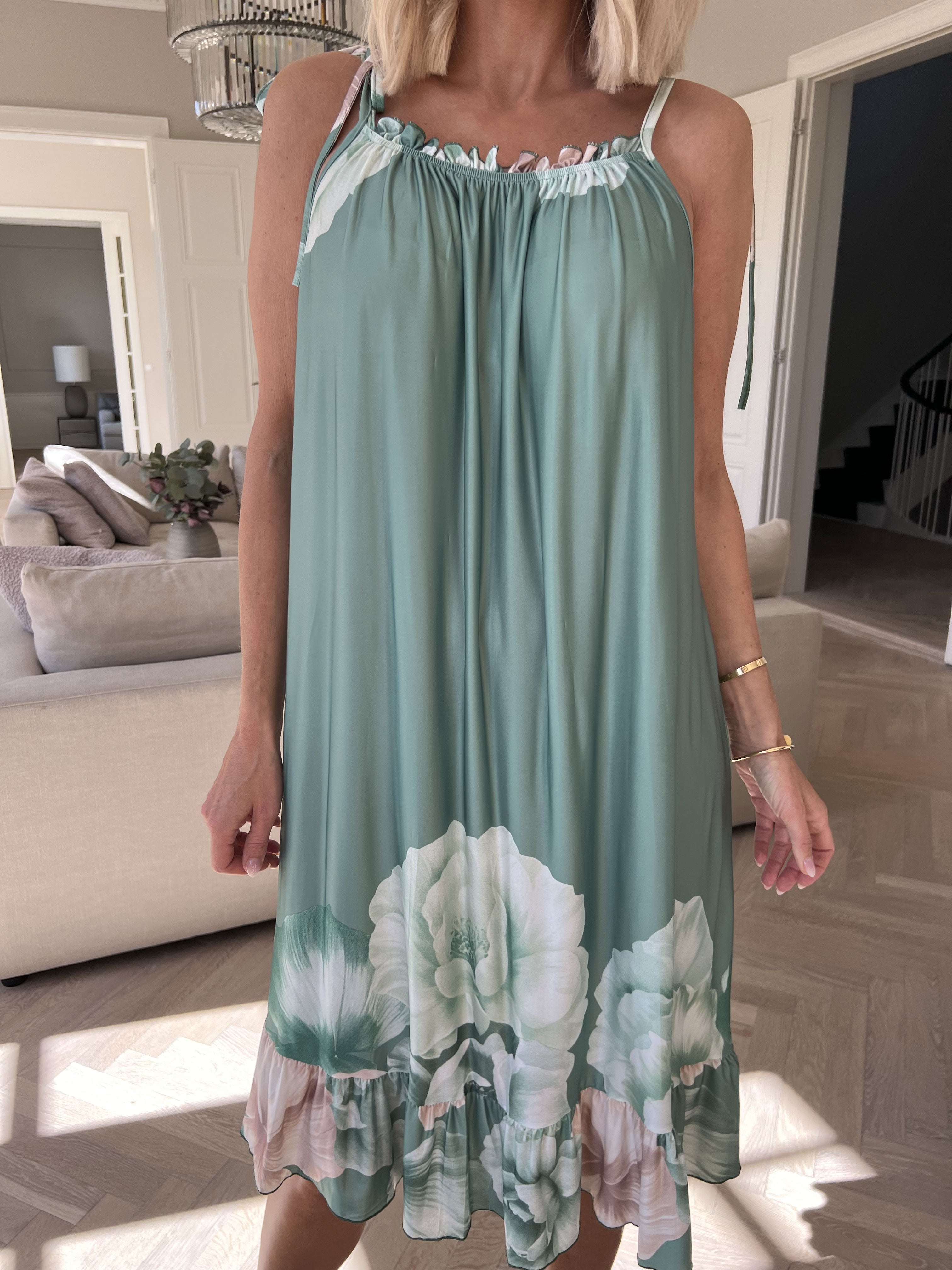 Maya Short - Elastisk strop sommerkjole med blomsterprint